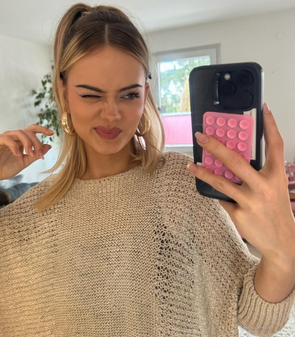 Sara Crumbleleg Instagram Photos February 2026 5