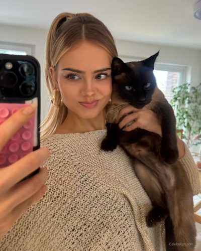 Sara Crumbleleg looks stunning in stylish look