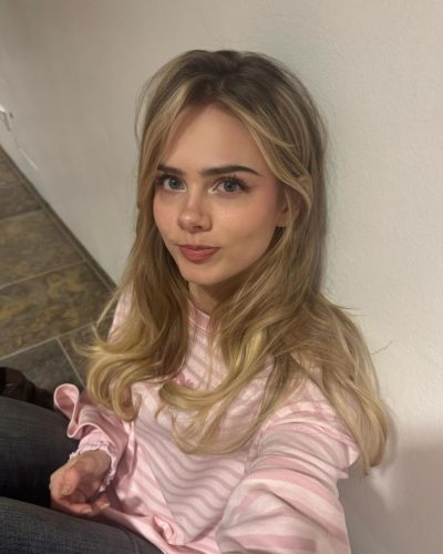 Sara Crumbleleg turns heads in stylish look