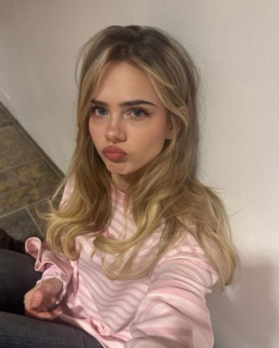 Sara Crumbleleg showcases stylish look