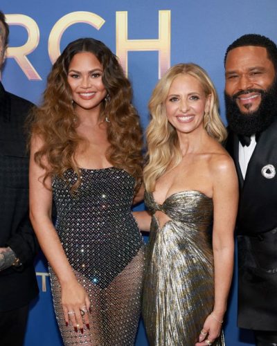 Sarah Michelle showcases stylish look