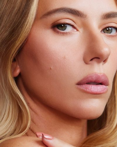 Scarlett Johansson turns heads in stylish look