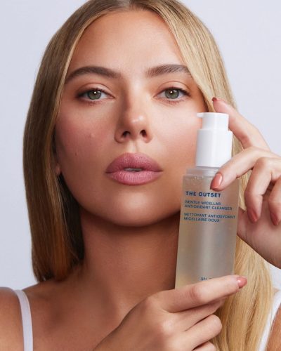 Scarlett Johansson showcases stylish look