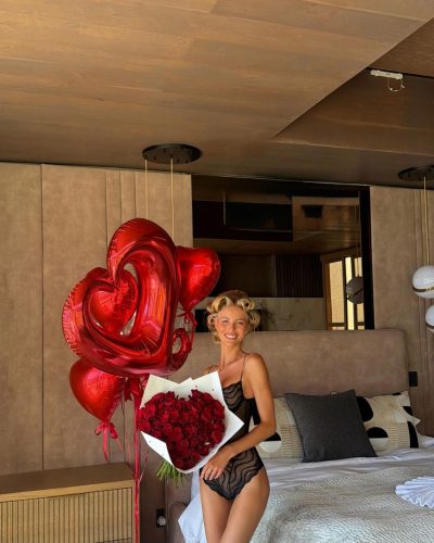 Sophia Luders showcases stylish look