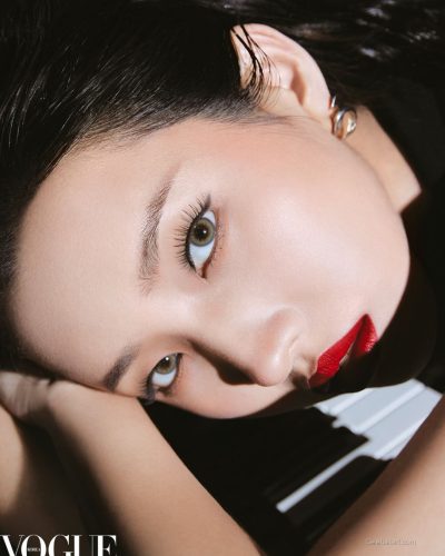 Soyeon For turns heads in stylish look