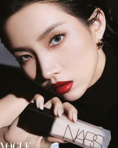 Soyeon For showcases stylish look