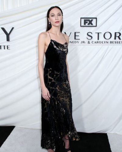 Sydney Lemmon stuns in stylish look at premiere 2026