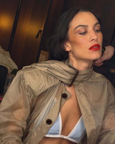 Alexa Chung looks stunning in stylish look