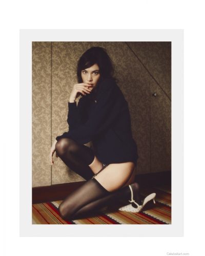 Alexa Chung turns heads in stylish look