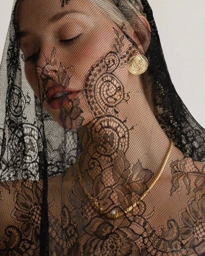 Alexis Ren turns heads in stylish look