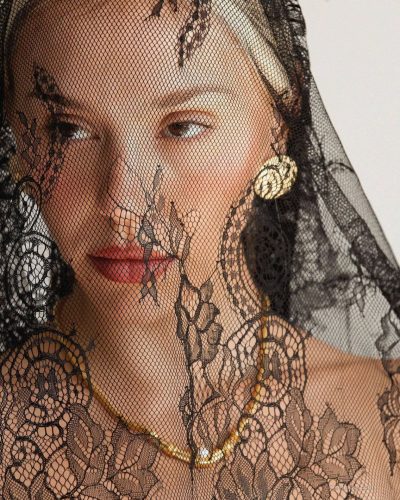 Alexis Ren looks stunning in stylish look