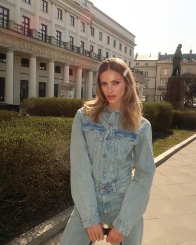 Anna Maria Olbrycht with stylish shoulder bag and flared jeans