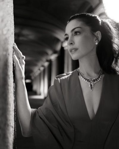 Anne Hathaway red gown accentuating her figure