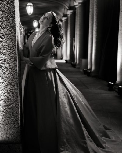 Anne Hathaway flowing sleeves on red dress