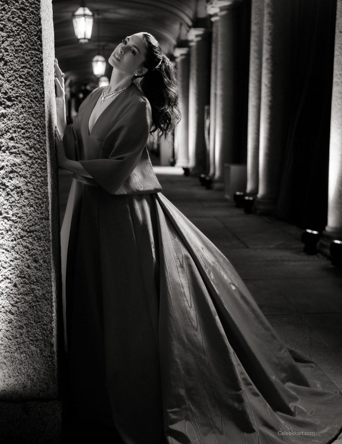 Anne Hathaway At Bvlgari Oscars Party 2026 4