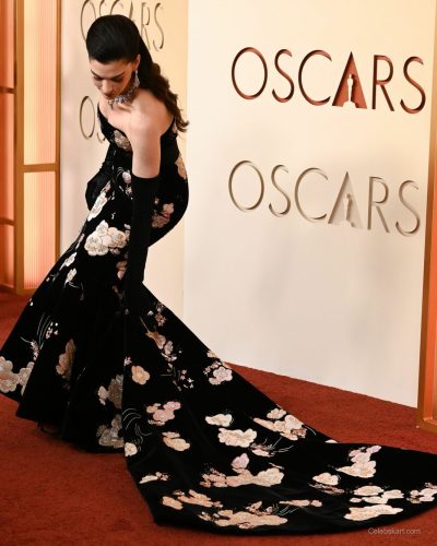 Anne Hathaway showcases stylish look