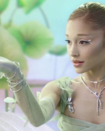 Ariana Grande looks stunning in stylish look