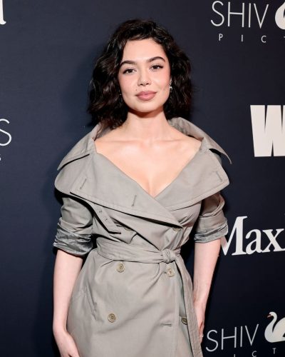 Auli’i Carvalho wearing classic black pumps with sleek finish