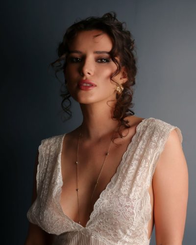 Bella Thorne turns heads in stylish look