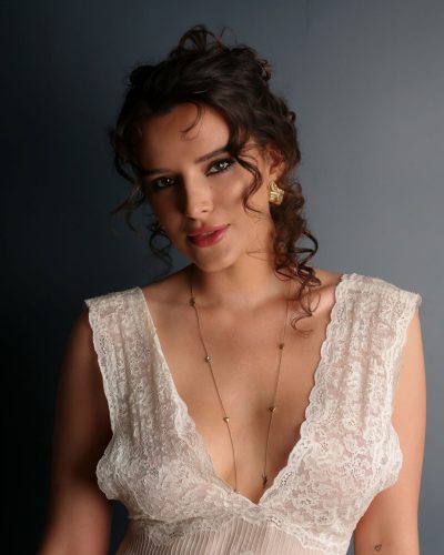 Bella Thorne showcases stylish look