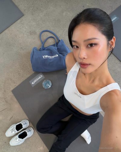 Cece Zhen showcases stylish look