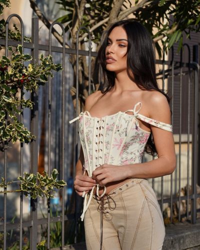 Daria Dereviankina’s Chic Floral Look – 2023 3