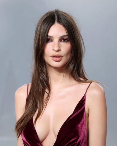 Emily Ratajkowski showcases stylish look