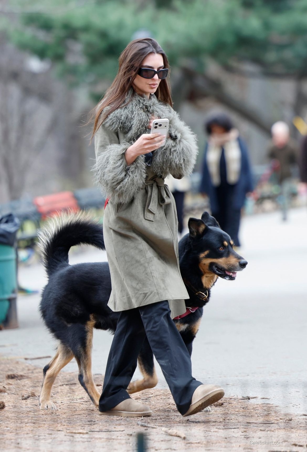 Emily Ratajkowski Dog Walk In Nyc – March 2023 2