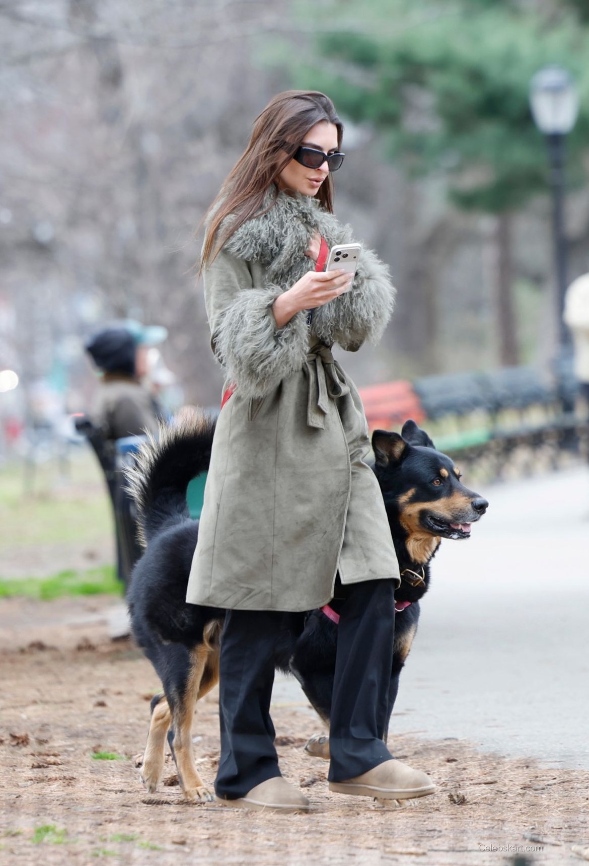 Emily Ratajkowski Dog Walk In Nyc – March 2023 7