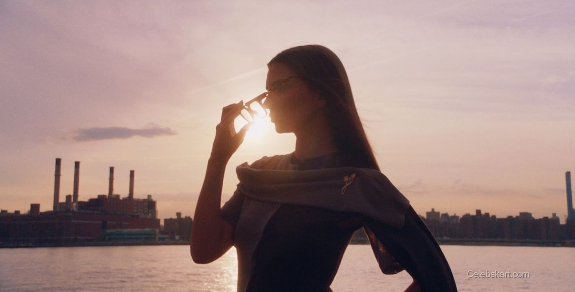 Emily Ratajkowski Shines In Tory Burch Fashion, March 2026 2