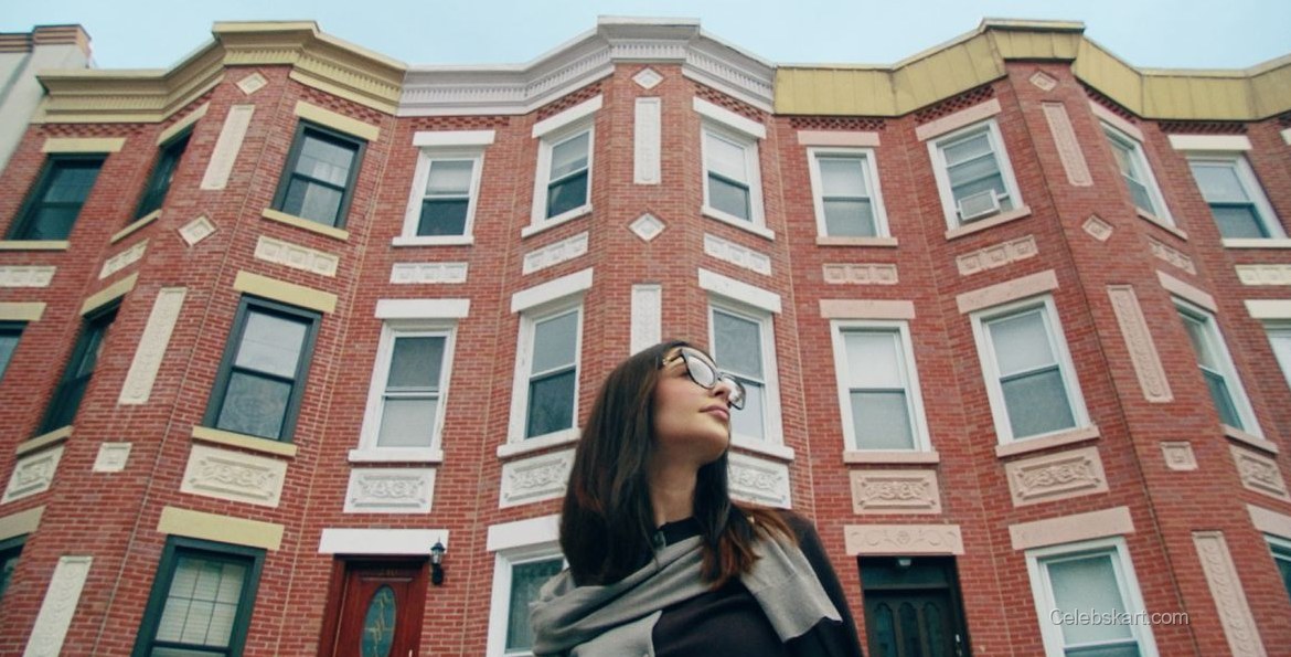 Emily Ratajkowski Shines In Tory Burch Fashion, March 2026 4