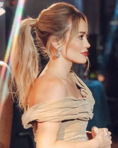 Hilary Duff wearing nude heels that elongate her legs