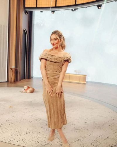 Hilary Duff with natural makeup enhancing her green eyes