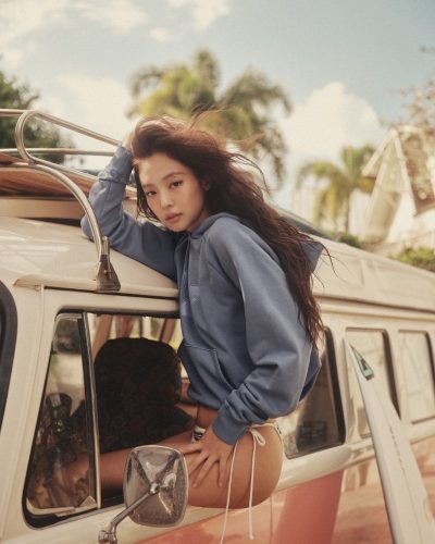 Jennie Dazzles In Black Dress At Awards 2026 4