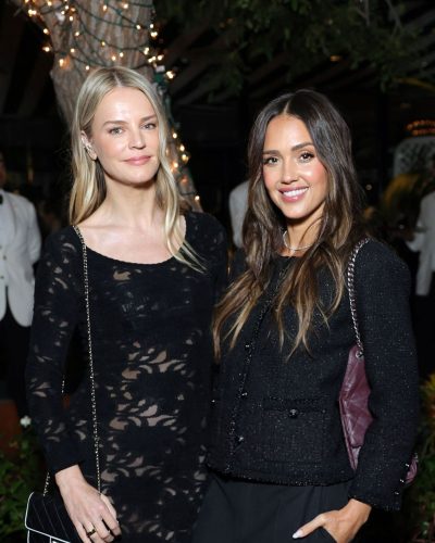 Jessica Alba turns heads in stylish look