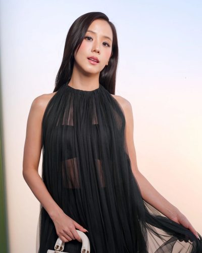 Jisoo At turns heads in stylish look