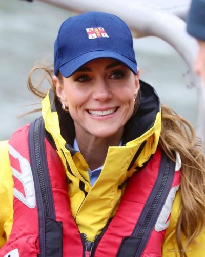 Kate Middleton in relaxed apron with 'Humble Crumble' design