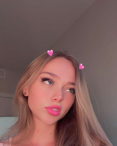 Kyla Dodds in light pink tank top, natural beauty shines through.