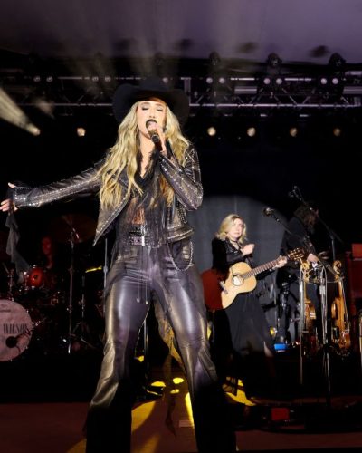 Lainey Wilson stuns in stylish look at premiere 2026