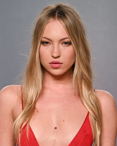 Lila Grace showcases stylish look