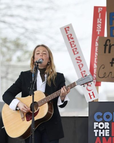 Maggie Rogers dark skinny jeans and a chic blazer.