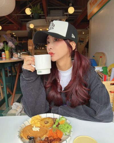 Makoto Minami looks stunning in stylish look