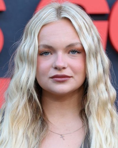 Pressley Hoshbach stuns in stylish look at premiere 2026