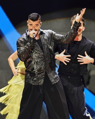 Ricky Martin showcases stylish look