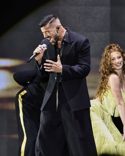Ricky Martin looks stunning in stylish look