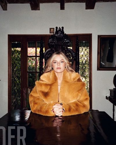 Samara Weaving showcases stylish look