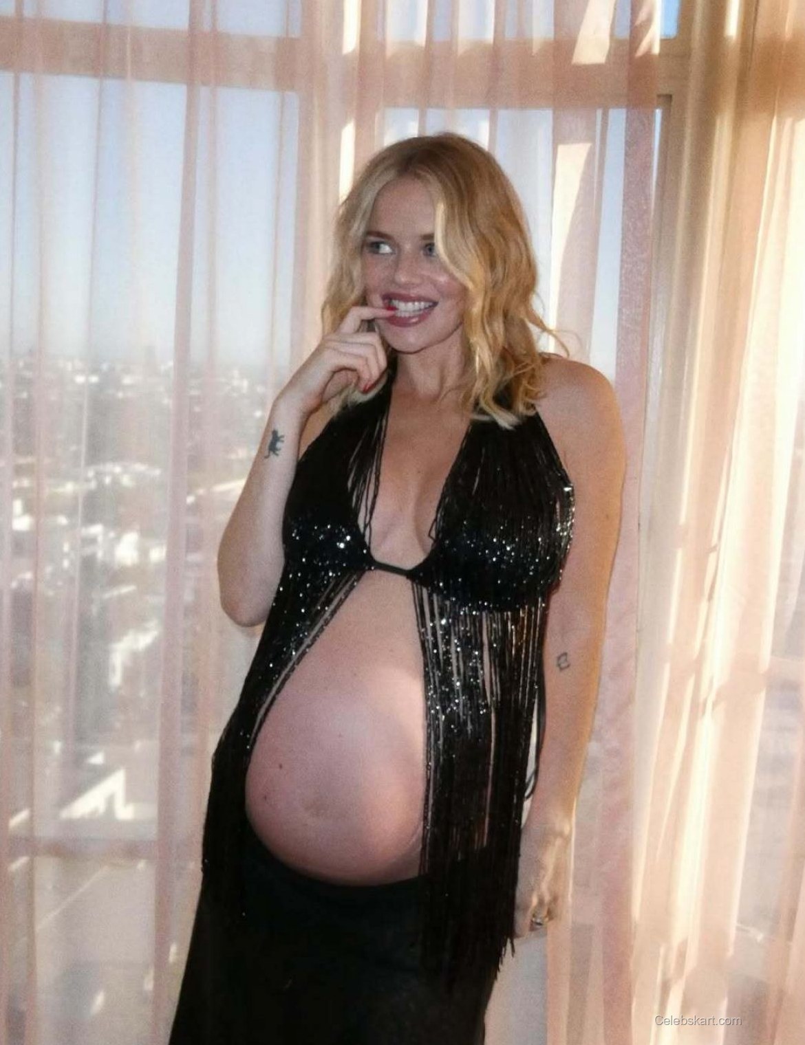 Samara Weaving Shines In Stunning Pregnancy Style, September 2023 1