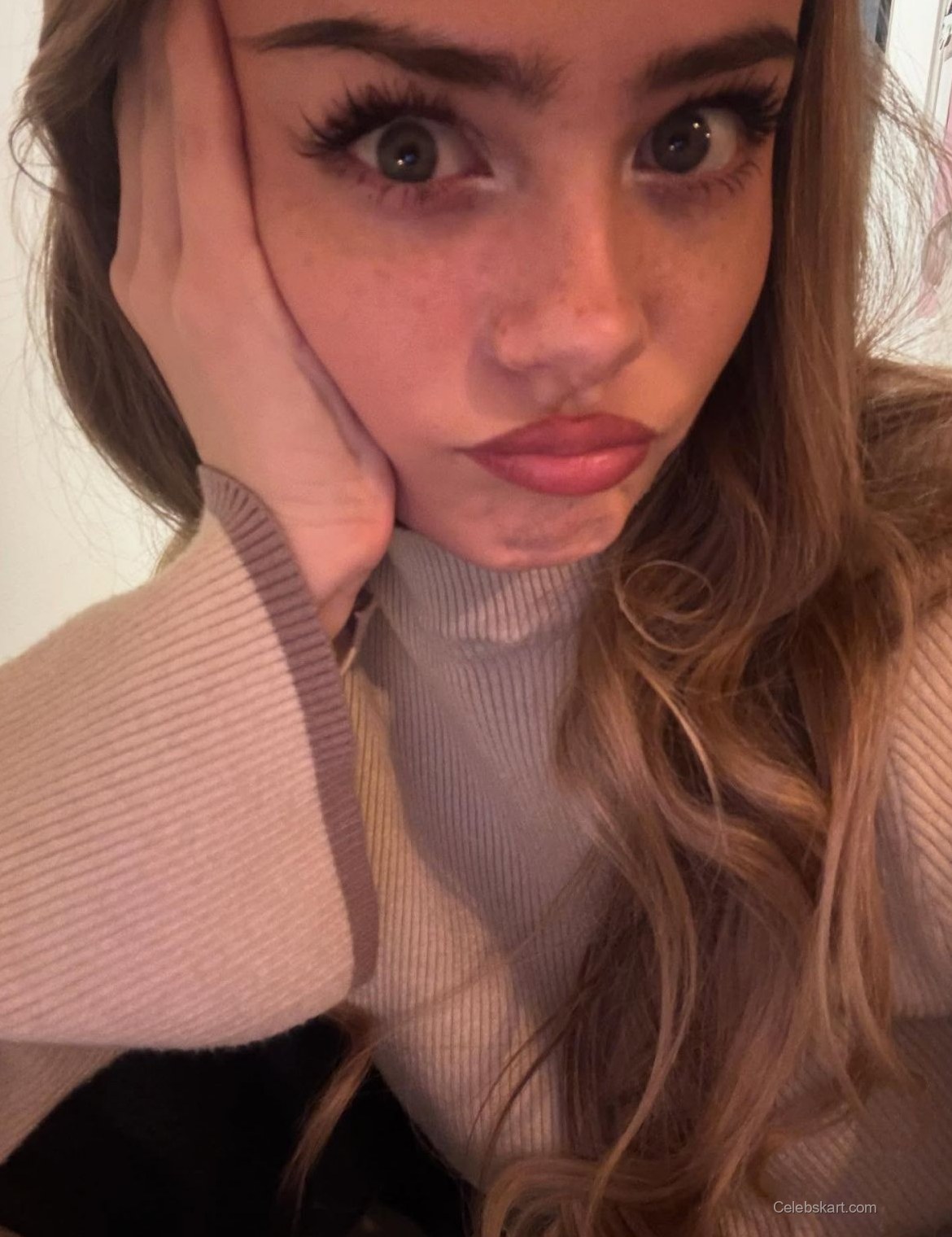 Sara Crumbleleg Instagram Moments You Need To See, March 2026 2