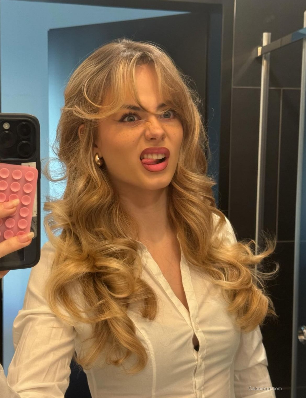 Sara Crumbleleg Instagram Photos, March 2026 1