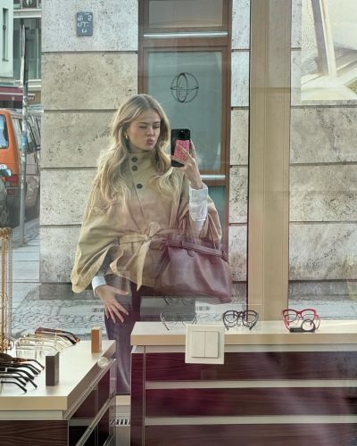 Sara Crumbleleg turns heads in stylish look